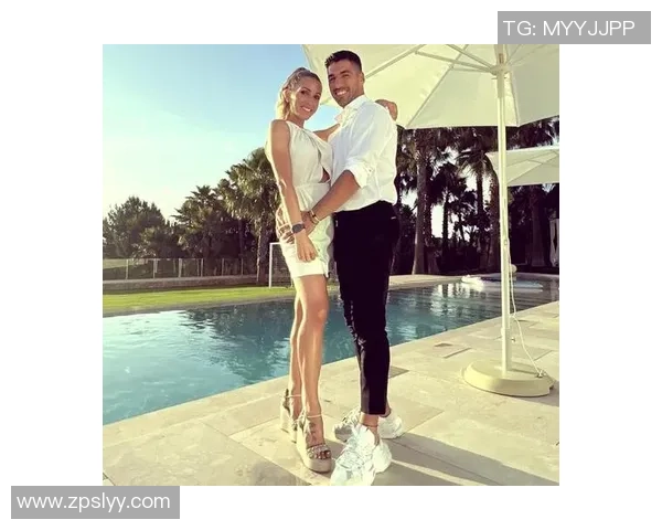 足球明星与爱妻甜蜜合影展现幸福生活瞬间引发粉丝热议